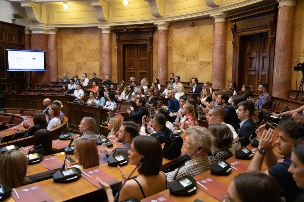 Studenti organizacije srpskih studenata u inostranstvu sede okupljeni u Skupštini Srbije na godišnjem događaju